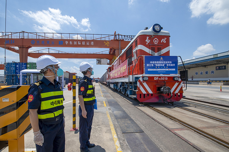 2022年6月29日，浙江金華，中老鐵路國際貨運(yùn)列車浙江號“鐵路快通”首趟專列經(jīng)海關(guān)監(jiān)管后，從浙江省鐵路金華南站鳴笛啟程，經(jīng)磨憨口岸駛向老撾萬象。
