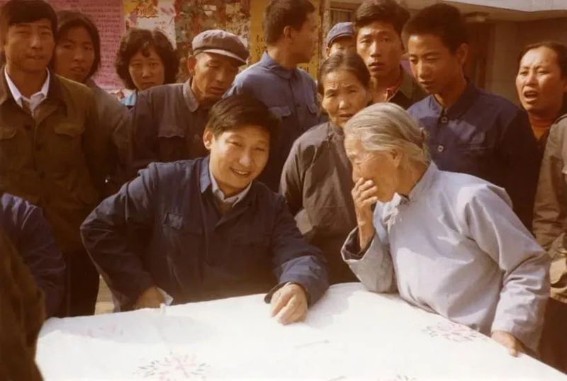 1983年，時任河北正定縣委書記的習(xí)近平，臨時在大街上擺桌子聽取老百姓意見。