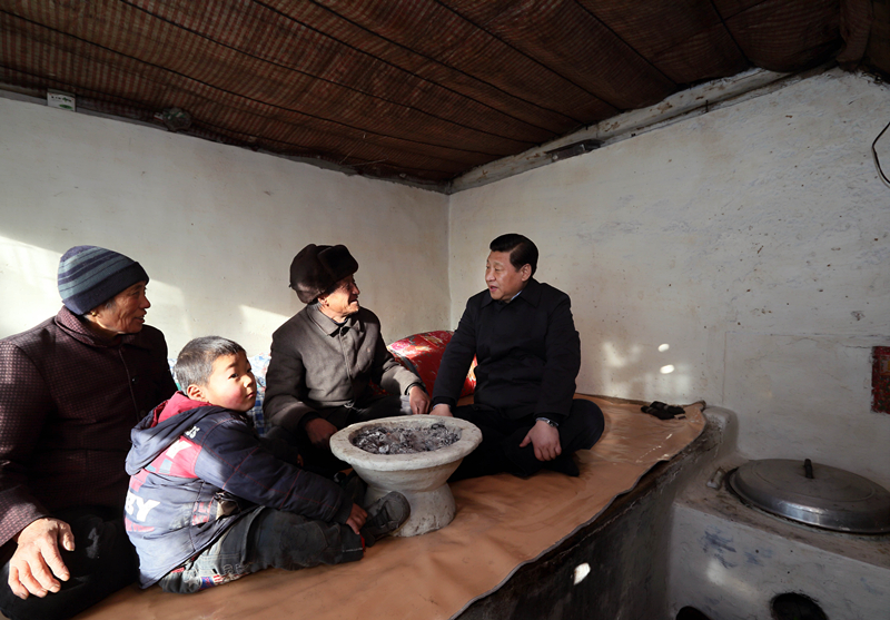 2012年12月30日，習(xí)近平在河北省阜平縣龍泉關(guān)鎮(zhèn)駱駝灣村看望唐榮斌老人一家。