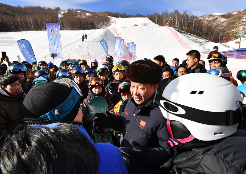 2017年1月23日，習(xí)近平總書記在云頂滑雪場(chǎng)同正在集訓(xùn)的國(guó)家滑雪隊(duì)運(yùn)動(dòng)員及滑雪愛好者親切交談。