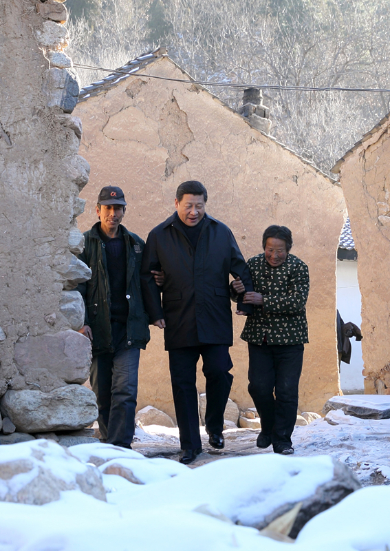 2012年12月30日，習(xí)近平總書記來(lái)到地處深山的河北阜平駱駝灣村，走進(jìn)困難群眾唐宗秀家慰問看望。
