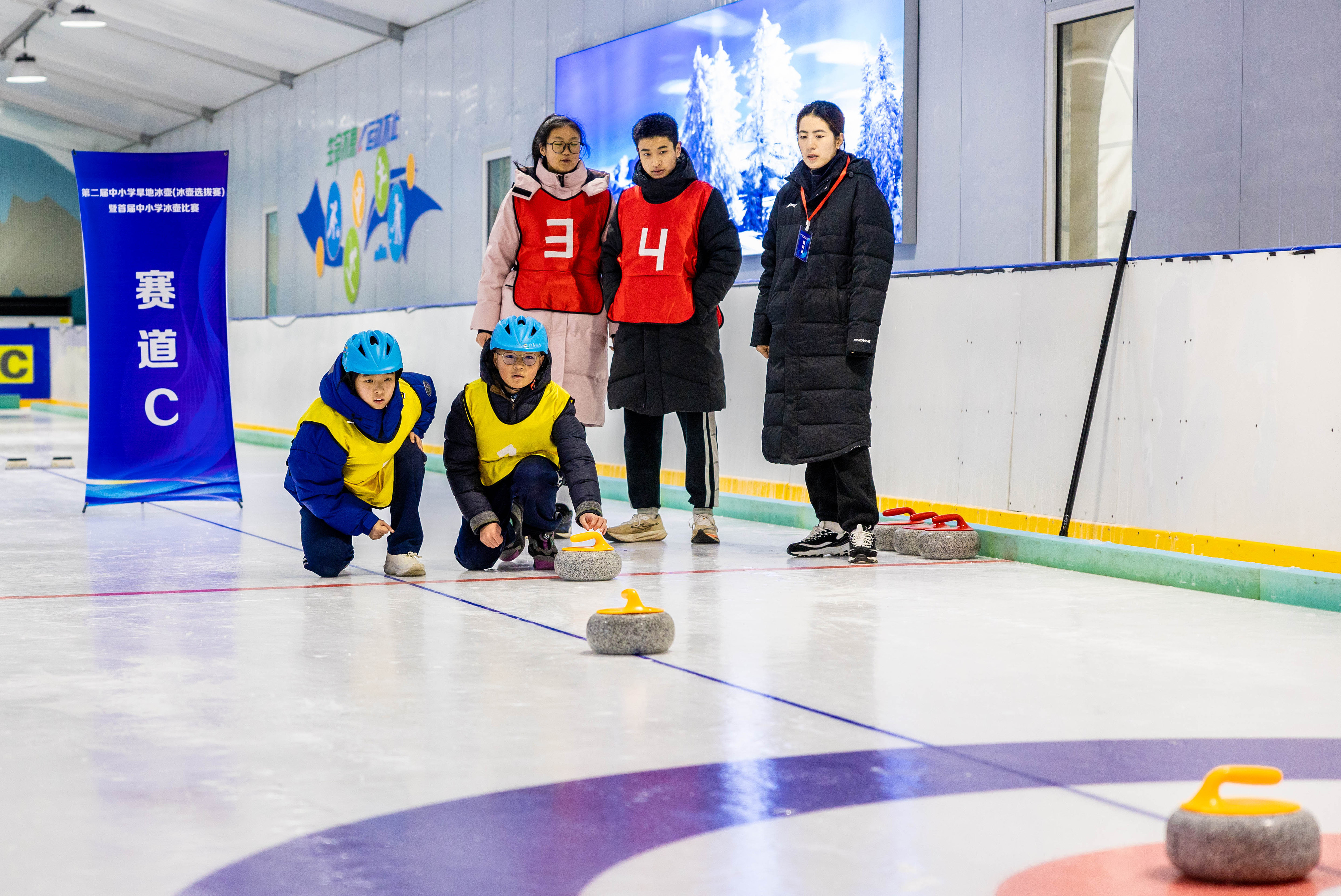 2023年12月10日，參賽選手在呼和浩特首屆中小學冰壺比賽中投擲冰壺。