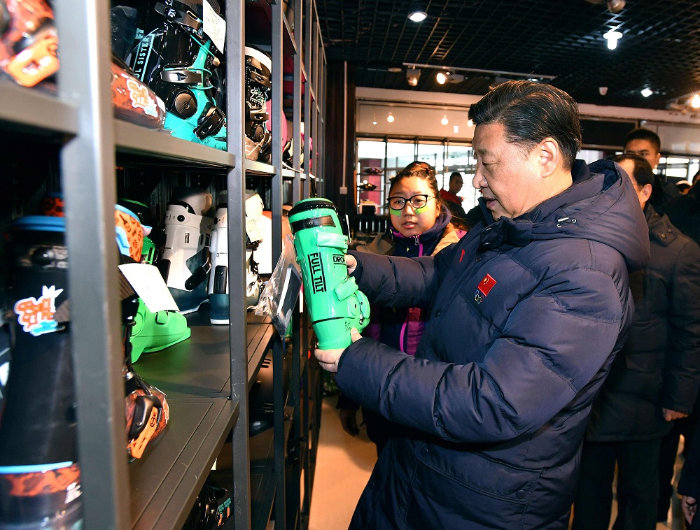 2017年1月23日，習(xí)近平總書記在河北省張家口市云頂滑雪場雪具大廳了解各式雪具的不同功用。