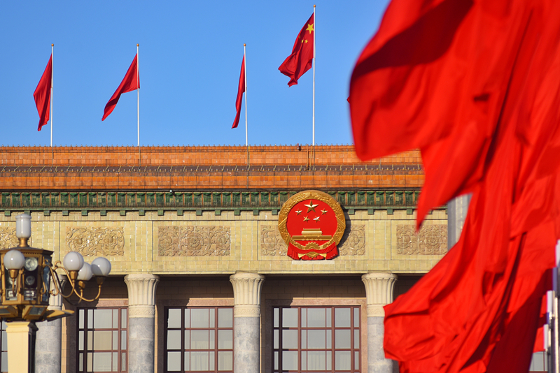 2024年3月8日，北京上空現(xiàn)“兩會藍”，人民大會堂前紅旗飄揚。