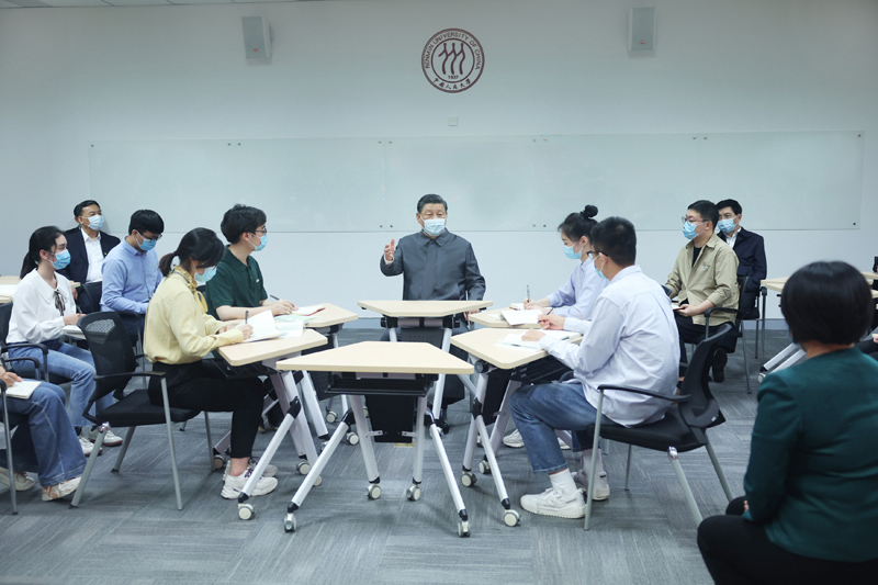 2022年4月25日，習(xí)近平總書記來到中國人民大學(xué)考察調(diào)研。這是總書記在立德樓觀摩思政課智慧教室現(xiàn)場教學(xué)并參與討論。