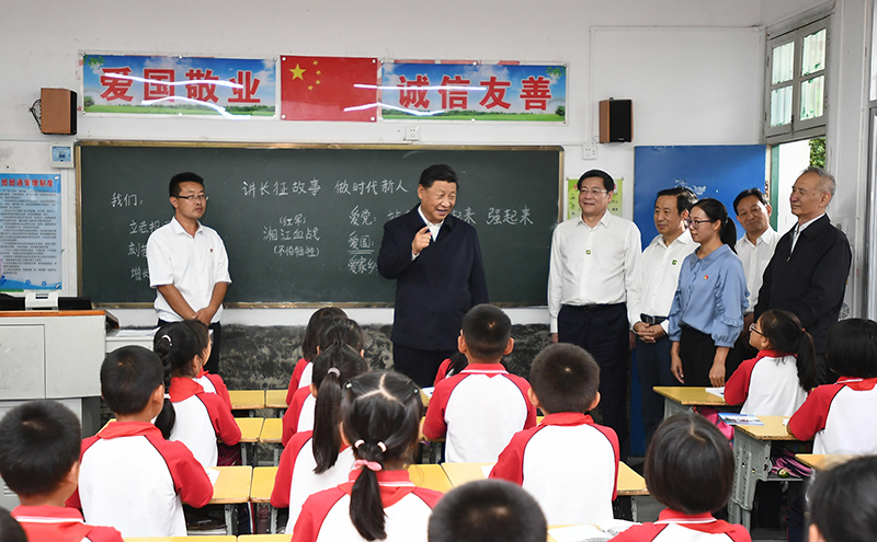 2020年9月16日，習(xí)近平總書記在湖南省郴州市汝城縣文明瑤族鄉(xiāng)第一片小學(xué)，同正在上思政課的同學(xué)們親切交流。