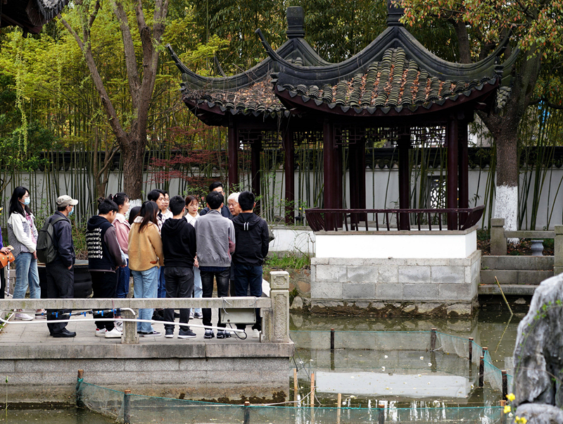 2021年3月30日，在上海交通大學(xué)南蘇園的“微型洱海”旁，孔海南教授為學(xué)生們打造“沉浸式”思政課。