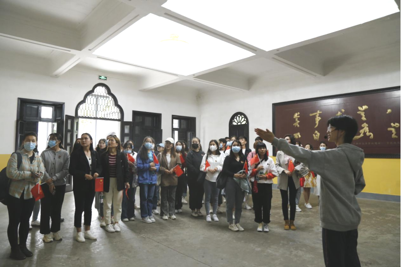 2021年5月20日，在喜迎中國共產(chǎn)黨建黨100周年之際，我校開展了少數(shù)民族學(xué)生“學(xué)黨史、感恩黨、跟黨走”紅色研學(xué)活動(dòng)。