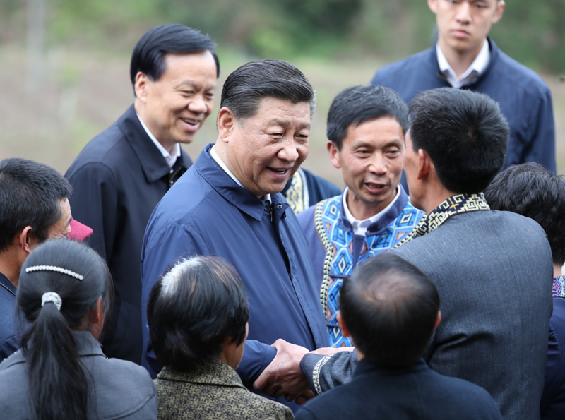 2019年4月15日至17日，中共中央總書記、國家主席、中央軍委主席習(xí)近平在重慶考察，并主持召開解決“兩不愁三保障”突出問題座談會。這是4月15日下午，習(xí)近平在石柱土家族自治縣中益鄉(xiāng)華溪村同村民親切交流。新華社記者 丁海濤 攝
