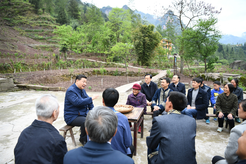 2019年4月15日至17日，中共中央總書記、國家主席、中央軍委主席習(xí)近平在重慶考察，并主持召開解決“兩不愁三保障”突出問題座談會。這是4月15日下午，習(xí)近平在石柱土家族自治縣中益鄉(xiāng)華溪村同村民代表、基層干部、扶貧干部、鄉(xiāng)村醫(yī)生等圍坐在一起，共話脫貧攻堅。新華社記者 謝環(huán)馳 攝