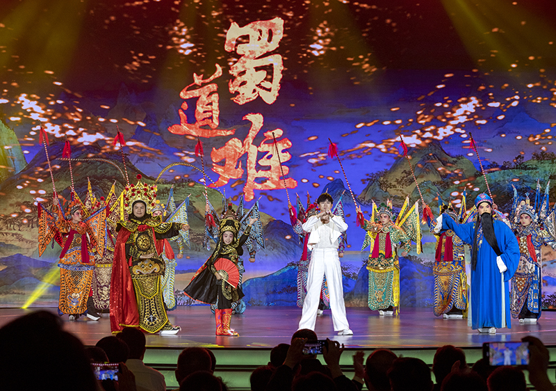 2023年10月13日，成都，“把青春華章寫在祖國(guó)大地上”大思政課網(wǎng)絡(luò)主題宣傳和互動(dòng)引導(dǎo)活動(dòng)在四川大學(xué)舉行。