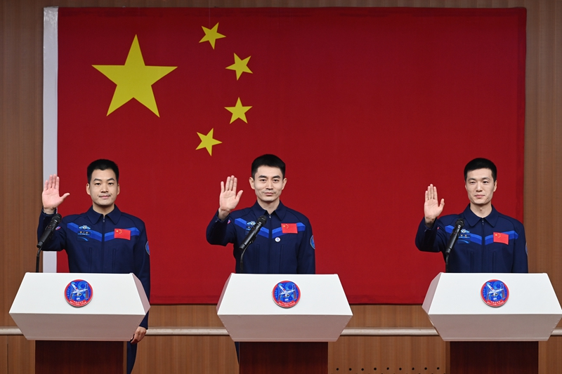 2024年月24日，神舟十八號載人飛行任務(wù)航天員葉光富（中）、李聰（右）、李廣蘇在酒泉衛(wèi)星發(fā)射中心問天閣與媒體記者集體見面。