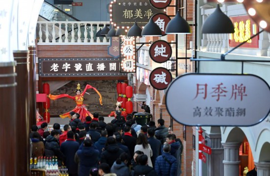 顧客在天津老字號(hào)集合店內(nèi)觀看演出。新華社記者 趙子碩 攝
