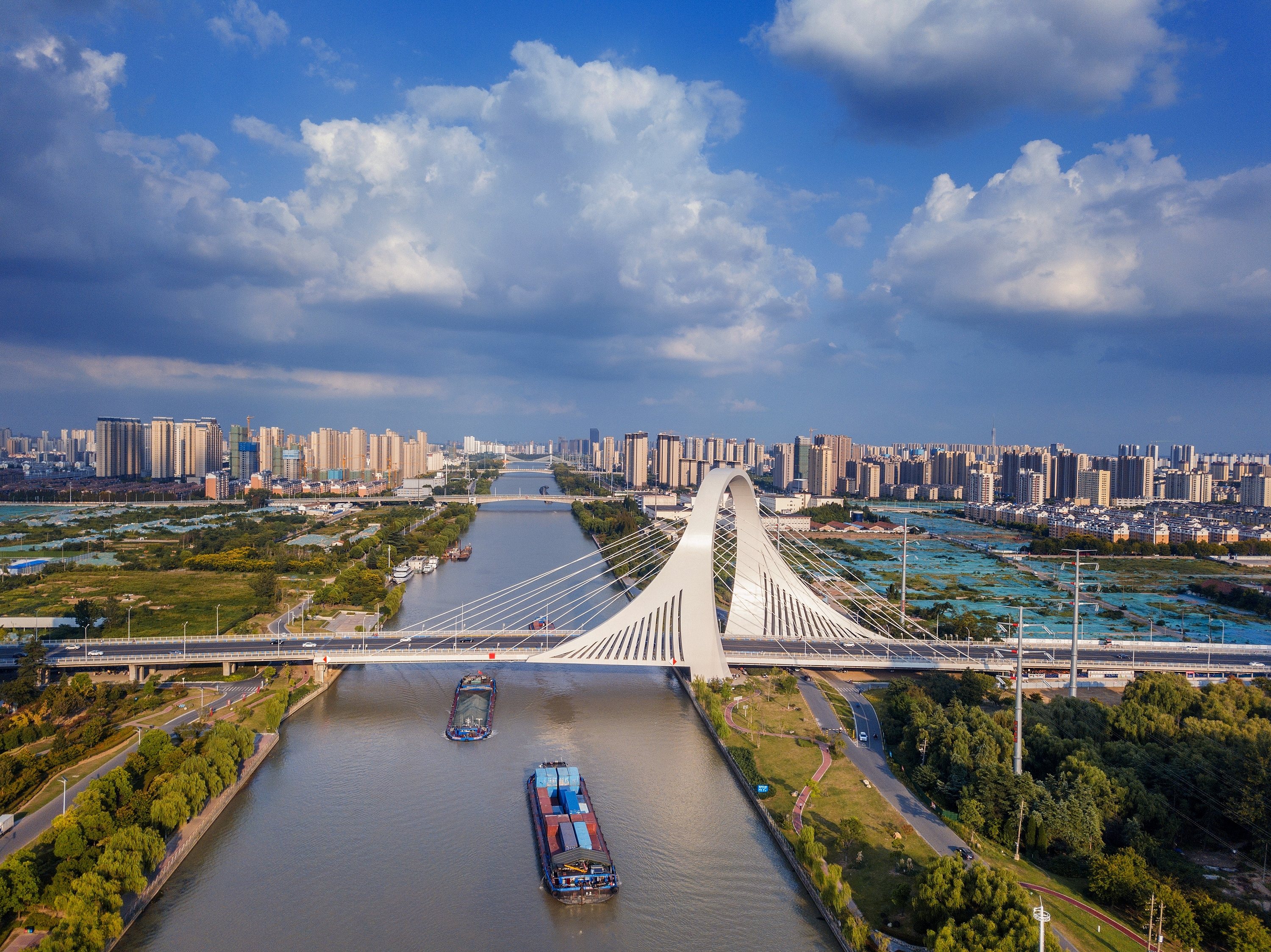 2022年9月12日，幾艘船舶行駛在江蘇淮安運河大橋附近。