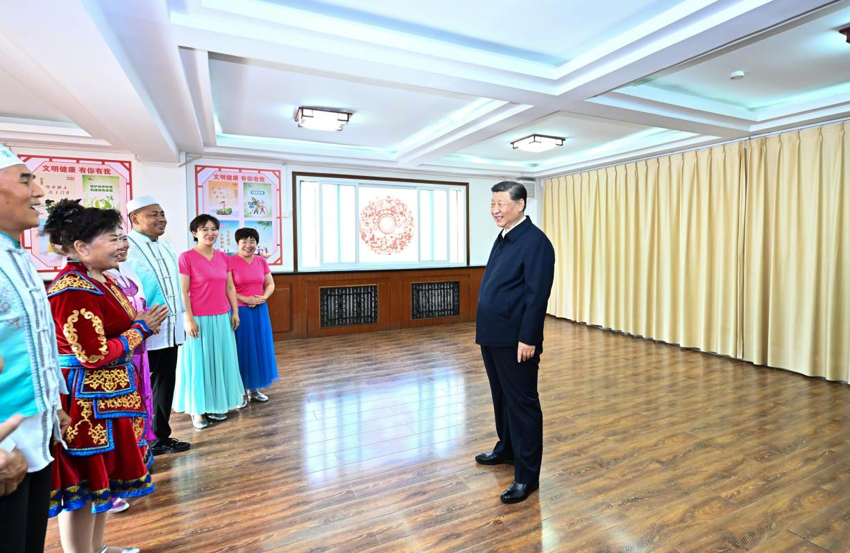 6月19日下午，習(xí)近平總書記在銀川市金鳳區(qū)長城花園社區(qū)活動室考察時，同社區(qū)居民親切交流。