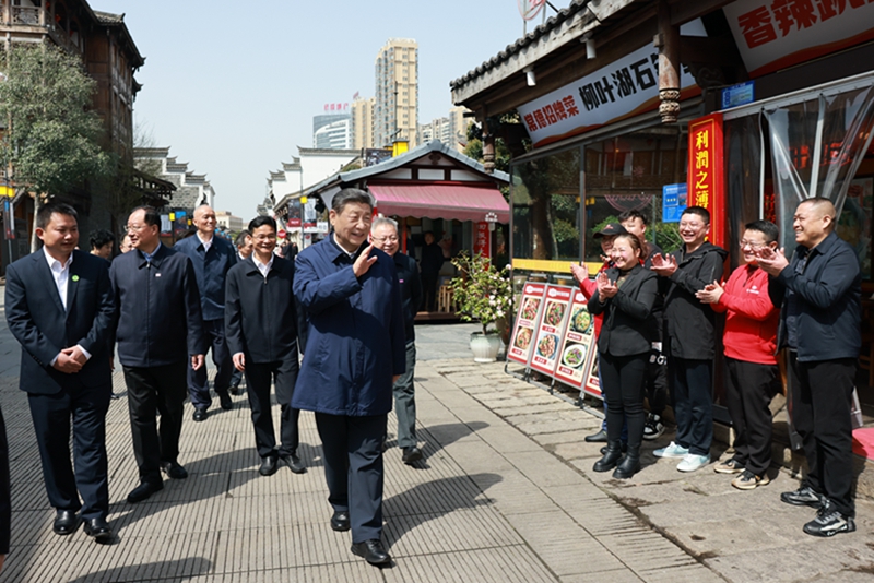 2024年3月19日上午，習(xí)近平在常德河街考察時(shí)，同店主和游客親切交流。新華社記者 王曄 攝