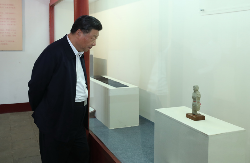 2021年5月12日，習近平總書記在南陽市考察東漢醫(yī)學家張仲景的墓祠紀念地醫(yī)圣祠。 