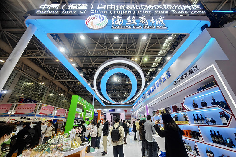 2024年3月18日，第四屆中國跨境電商交易會在福建福州開幕。展會聚焦“鏈接跨境全流域 共建電商新生態(tài)”，集聚全國80余個外貿(mào)產(chǎn)業(yè)帶的上千家供應(yīng)鏈企業(yè)。