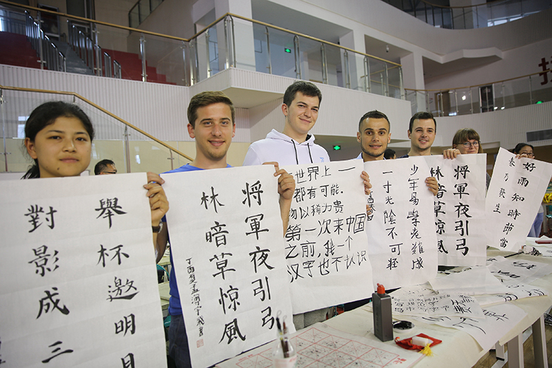 2017年6月5日，來自青島大學(xué)和中國石油大學(xué)（華東）的外國留學(xué)生在展示剛剛現(xiàn)場完成的書法作品。