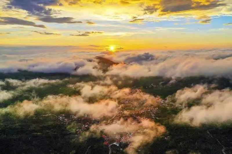 圖為云霧繚繞的軍營(yíng)村，群山盡翠，紅瓦掩映。廈門(mén)市委宣傳部供圖