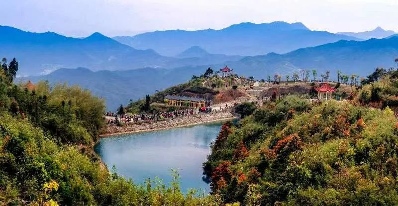 圖為游客們到軍營(yíng)村七彩池欣賞美景。廈門(mén)市委宣傳部供圖