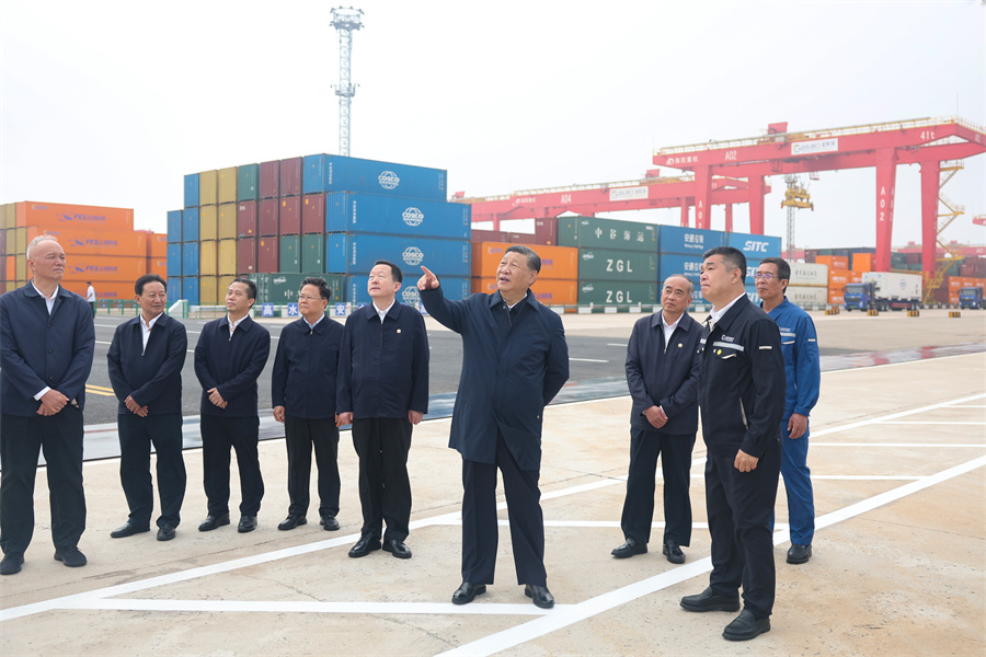 2024年5月22日至24日，中共中央總書記、國家主席、中央軍委主席習近平在山東考察。這是22日下午，習近平在日照港察看全自動化集裝箱碼頭作業(yè)場景。新華社記者 鞠鵬 攝